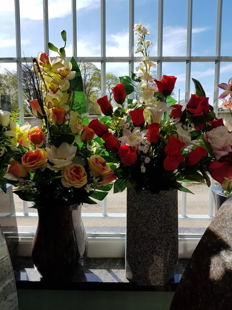 Vue intérieure du magasin Ets Schittly Marbrier Funéraire (67) Bischwiller