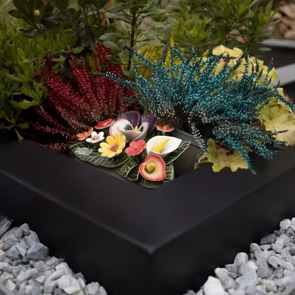 Chez ETS Schittly, nous manions l’acier pour créer différents styles de stèles et d’accessoires pour tombes, comme cette jardinière : Les jardinières en acier ajoutent de la vie. Avec ce petit coin verdure, le recueillement se fait dans une atmosphère apaisée et non glauque.